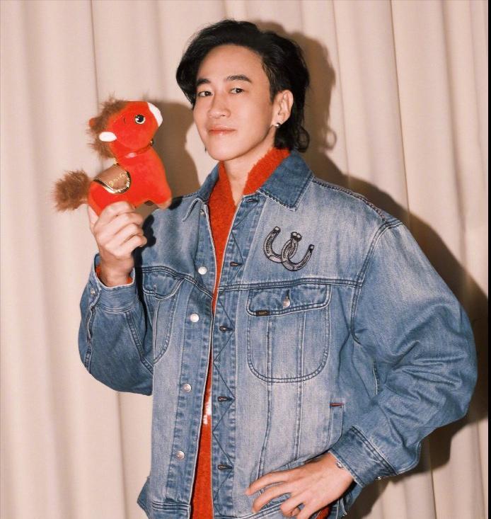 内娱中年演员翻红的不少，但像何润东这样，翻红后靠角色、人品和婚姻全面收获好感的，