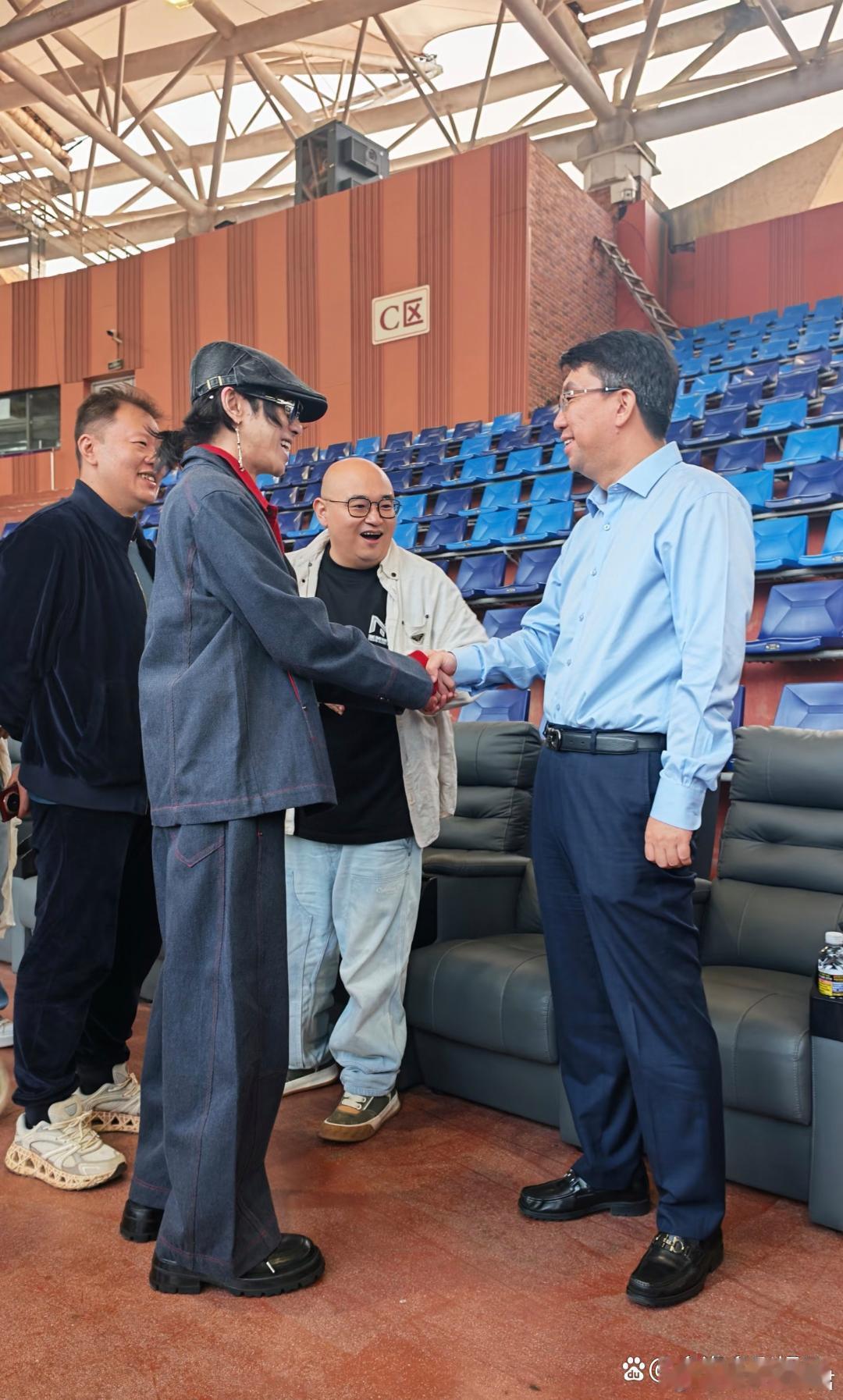 差点认不出来华晨宇，他的穿搭没有火星味，有点绅士感，不过，他的笑容充满感染力，隔