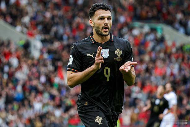 国际足联的红牌停赛，只包括正式比赛，不包含热身赛。所以，3月份热身赛的时候，C罗