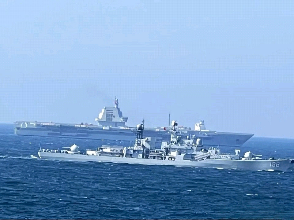 福建舰，从首次航行试验到这次南下“航母杀手”杭州舰都参与了伴航东海舰队：主打的就