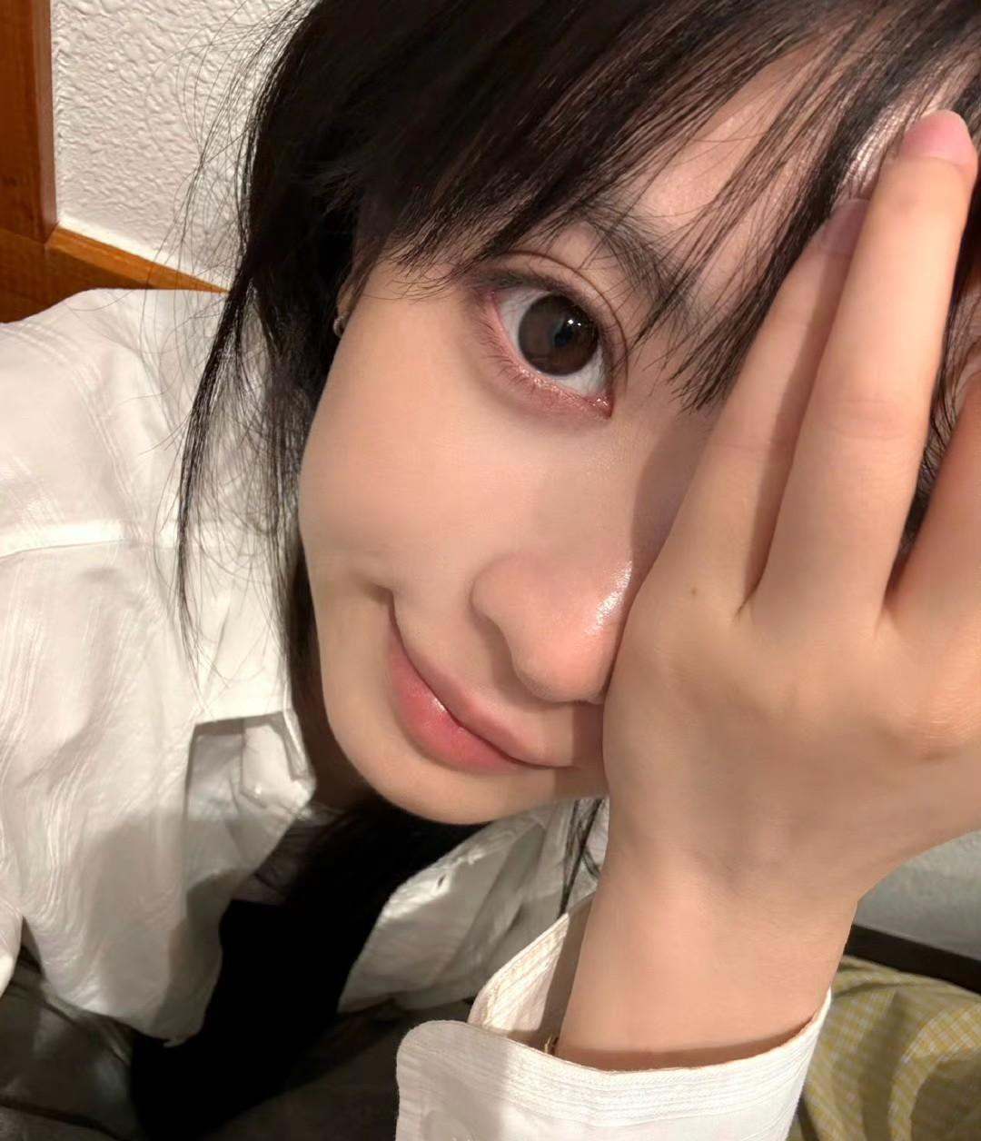 田曦薇终于得闲去撒欢啦！怼脸自拍美到心颤，逛吃plog可爱爆棚，日常多多安排~