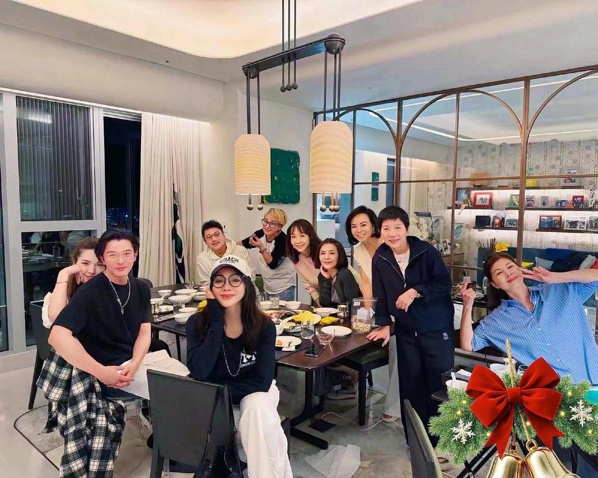 近日，邱泽与许玮甯夫妇在好友张清芳家中聚会。好友陈美凤在社交媒体晒出大合照，照片