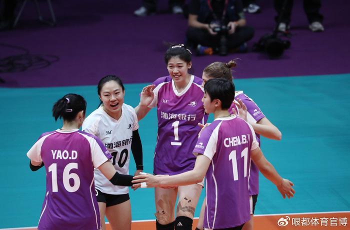首发配置堪称顶配：李盈莹、王艺竹领衔主攻，王媛媛联手外援费蒂索娃坐镇副攻，陈博雅