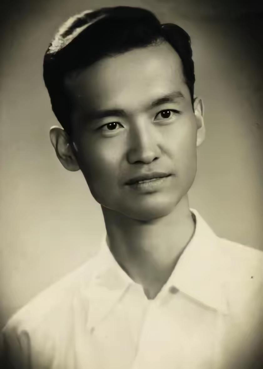 1947年，国军少校被俘，面对审问，他看了一眼连长，淡定地说道："同志，你级别太