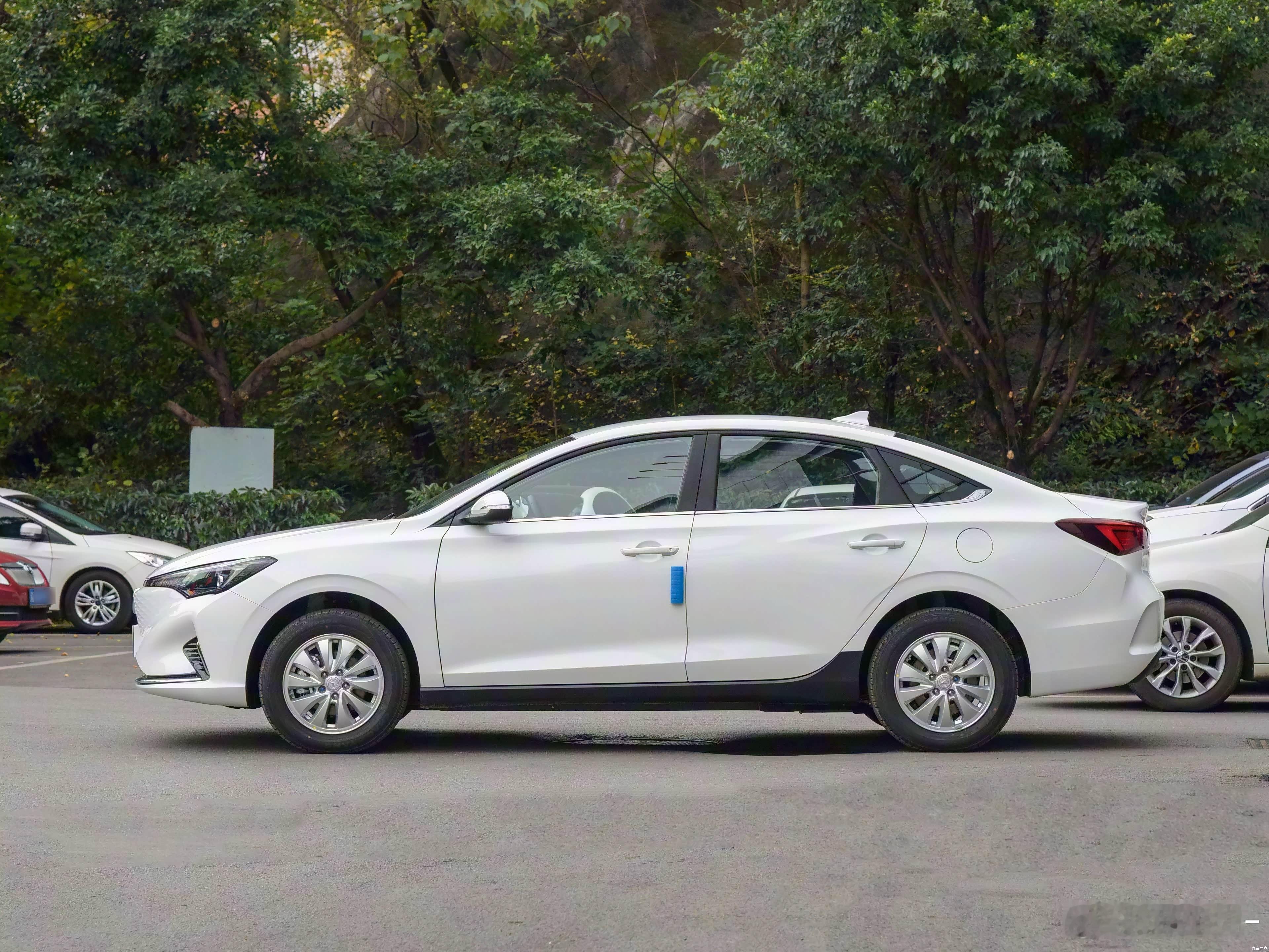 充电时过来一辆长安逸动，我看充电口在车尾左侧，司机下车，拿着充电枪却往车头一怼，