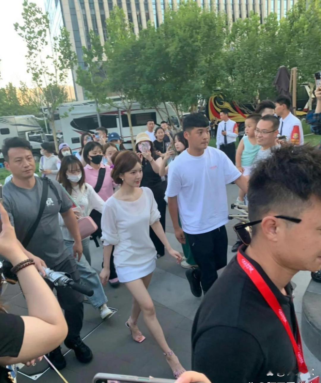 网友偶﻿﻿遇‎‎‎赵露思，看了生图才发现，这腿怎么细成这样了？
