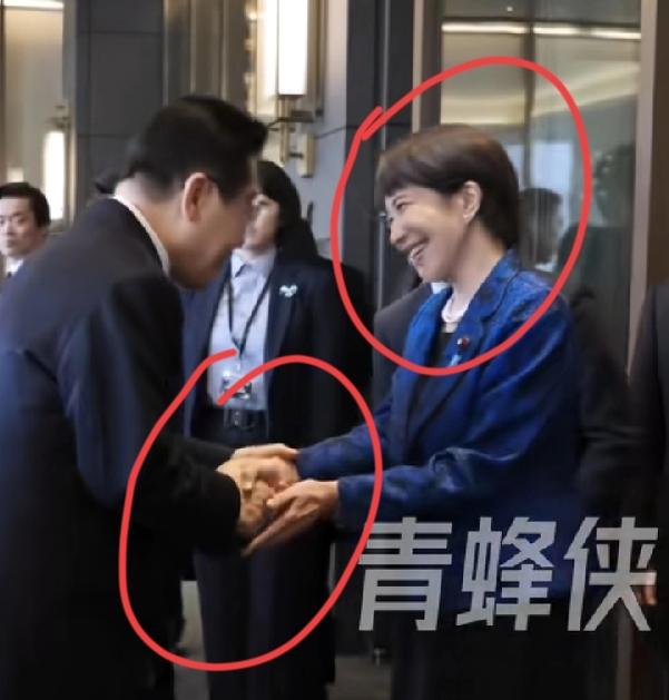 高市早苗迎接李在明，礼貌得做作了，有点假了！李在明刚打开车门伸出头，高市朝着车门