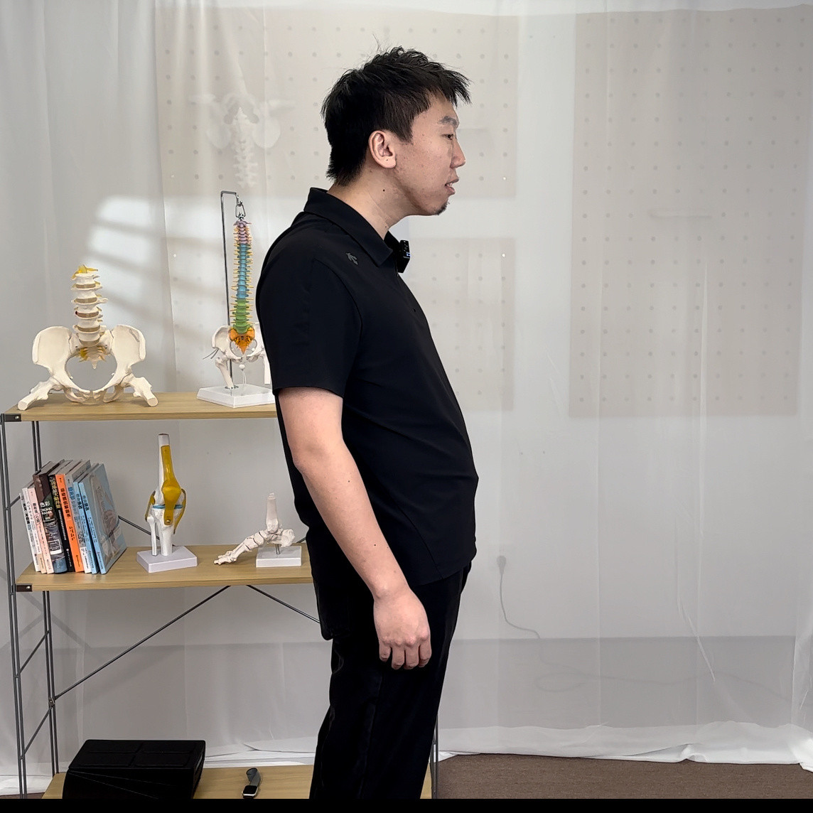腰突来来来，你有没有图中这种的站姿，可能我演的比较夸张，这种站姿有以下7个特征