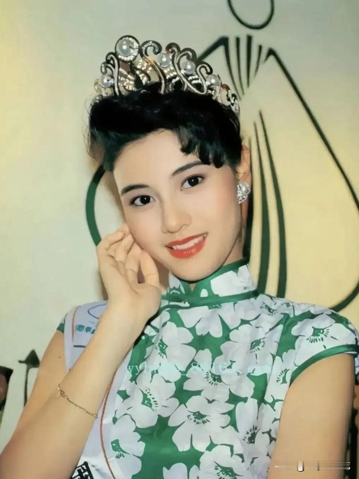 你见过18岁的李嘉欣吗？那时候没有美颜，也没有滤镜，全是原生颜值。当年的香港娱