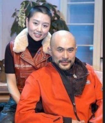 1994年，饰演“鳌拜”的徐锦江到云南拍戏，路过机场的时候，他看到一队女兵，对其