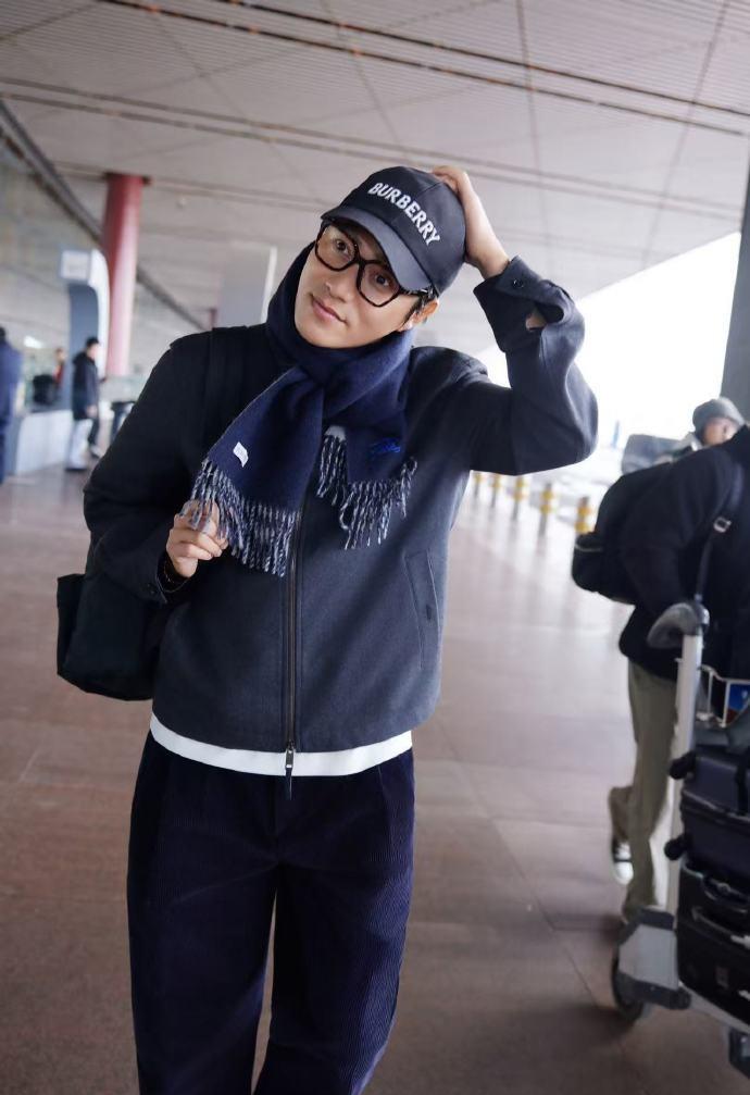 最近陈坤现身机场，她这次穿了一身深色的衣服，看上去格外的酷，气质相当的出众。