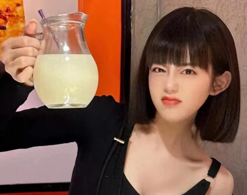 别被热搜骗了，明星真正的竞技场在深夜的会所包厢里。当镜头关闭，一场关乎人脉、资