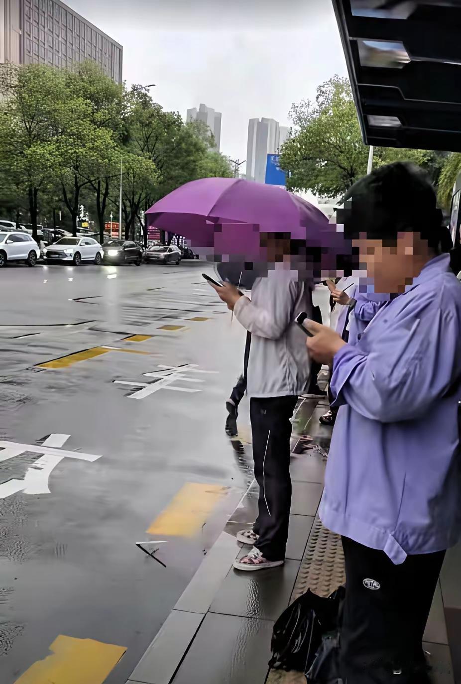 昨天，全网都在为深圳这位勇敢的王女士叫好，但是我却替她感到一阵后怕。这件事表