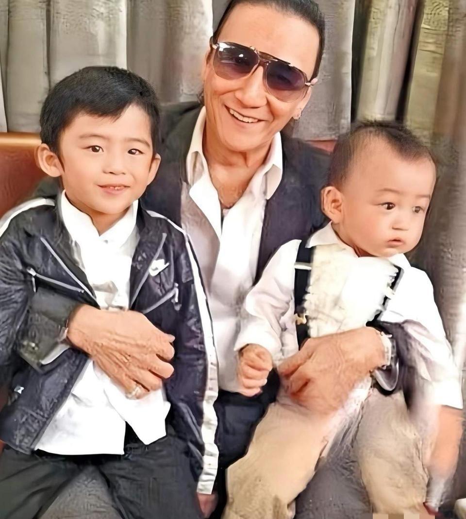 果然姜还是老的辣。我问我妈：“为什么谢贤走了，将九成遗产都留给张柏芝两个儿子，