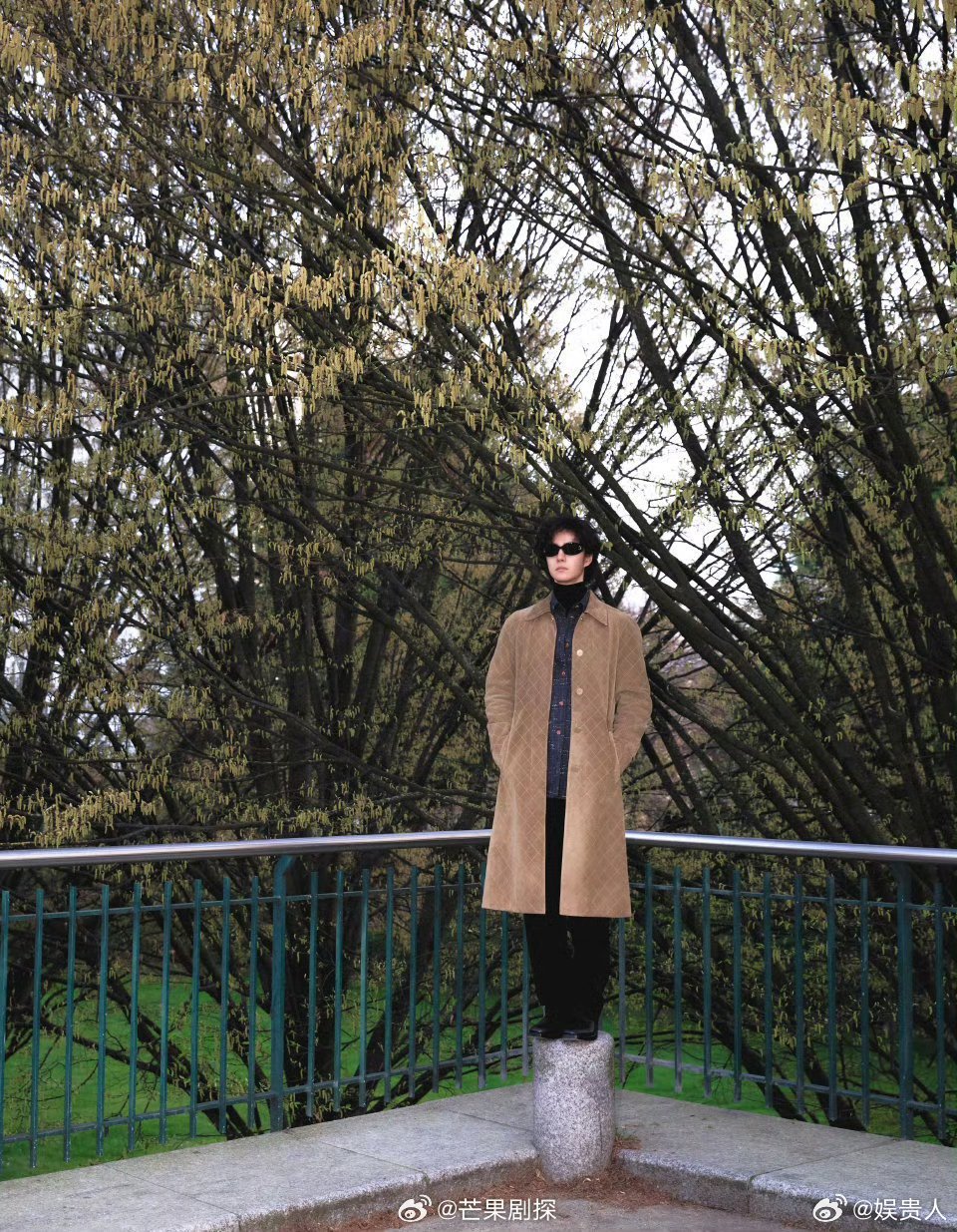 王一博米色菱格纹麂皮大衣王一博街头摄影王一博米色格纹麂皮大衣和＋卷发街拍，好复