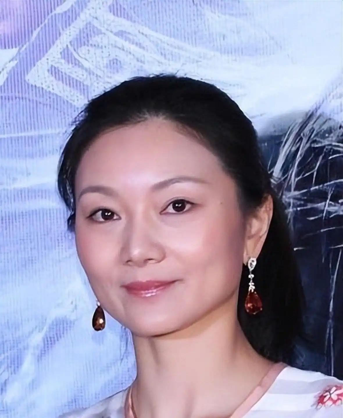 1999年18岁女学生陈婷正在学校上课，突然感到一阵强烈的恶心呕吐，面对同桌的贴