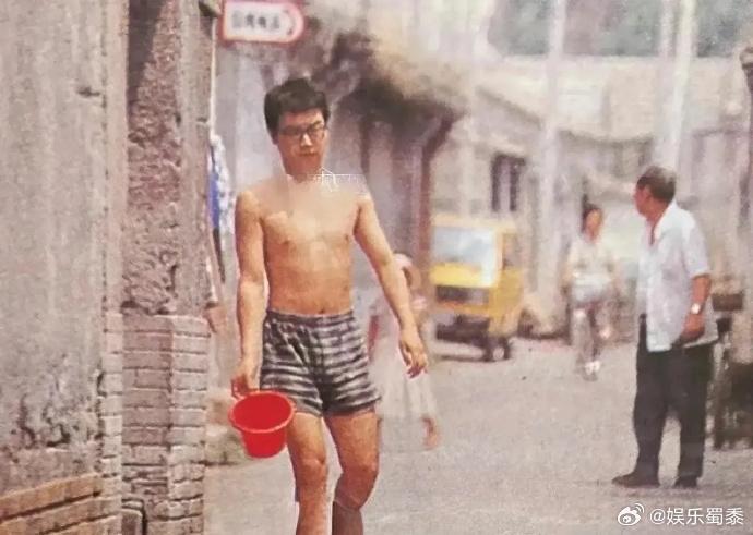 看那张王菲捂着鼻子在胡同公厕前的照片，才懂什么叫“神仙爱情落地了”。那时候她和窦