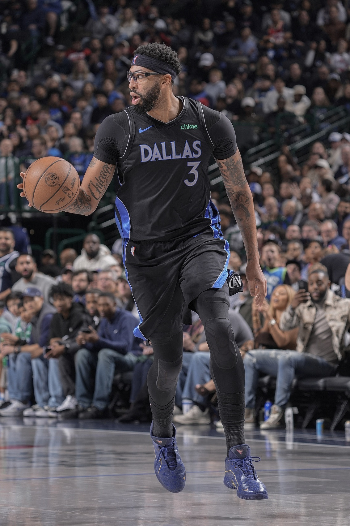 名记ChrisMannix报道，独行侠在内部和外部都讨论过关于安东尼·戴维斯的