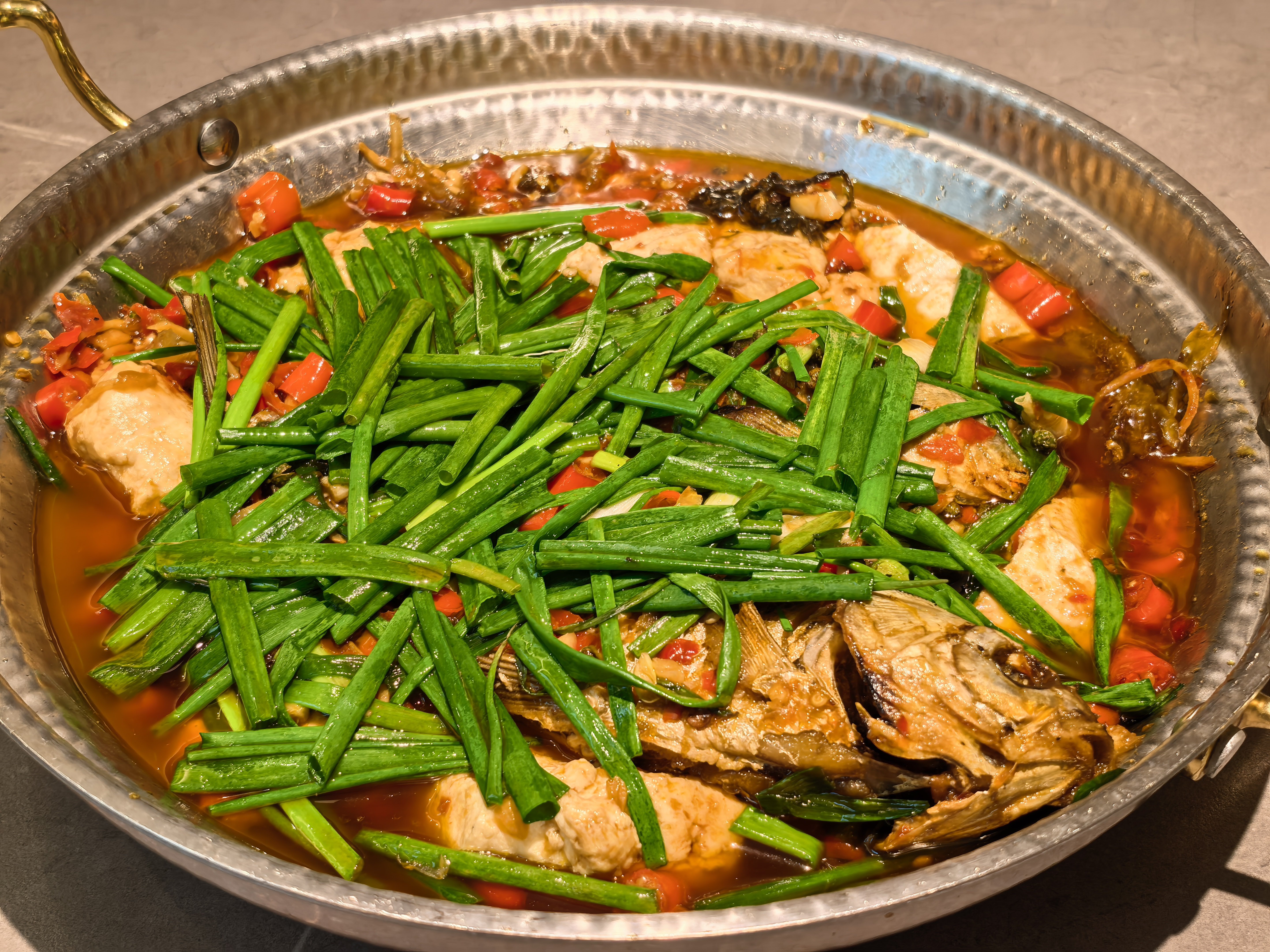 来吃点？葱葱鲫鱼好吃