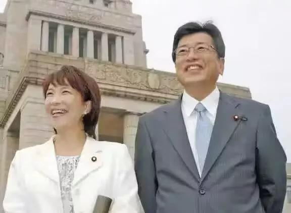 这对“老夫老妻”有点意思。这日本政坛昨夜炸锅！64岁的高市早苗一脚踢碎“首相玻璃