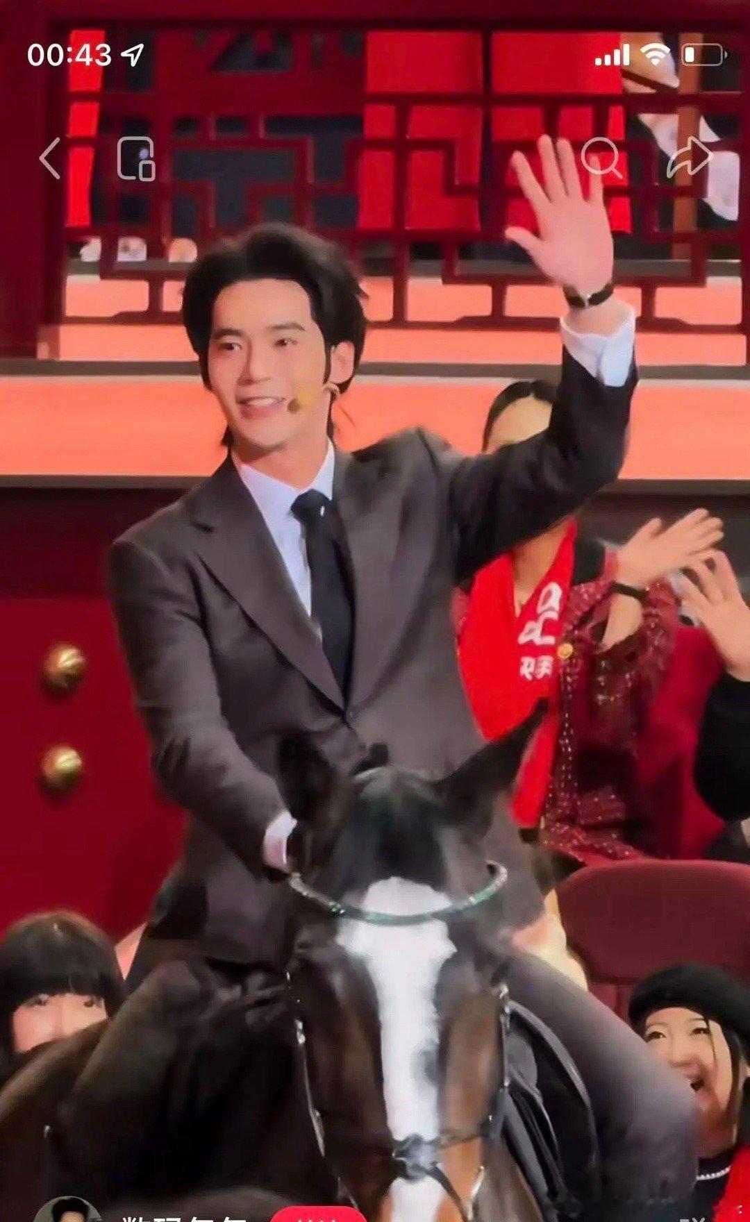 辽宁卫视的春晚太让人意外了！包贝尔一家三口全靠提词器，我忍了，小品没一个能看的，