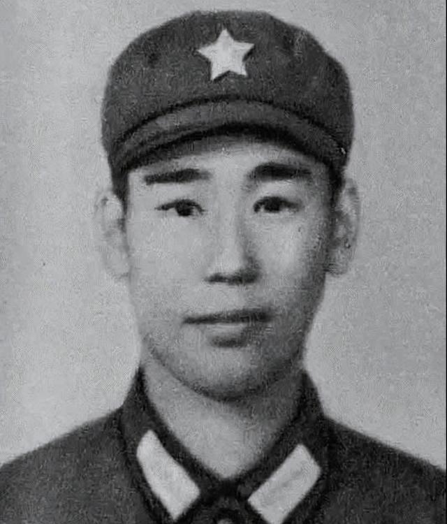 1979年2月17日凌晨，越南高平省一座无名高地上，一片死寂。越军两个班躲在六个