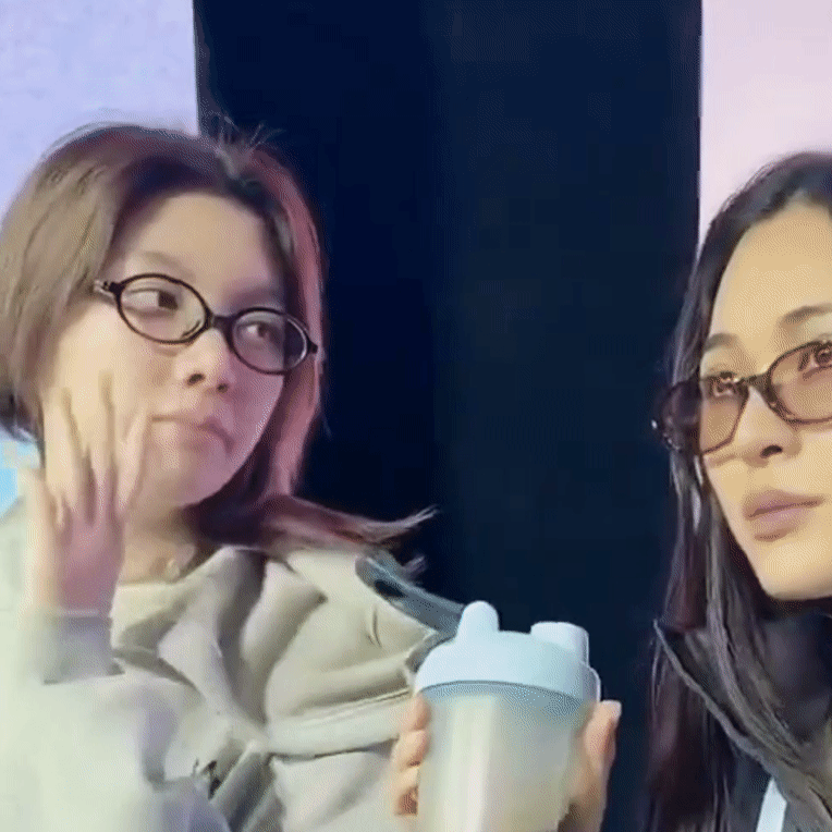 帽子乱七八糟挂在肩上撇着嘴左瞧瞧又看看此狗好呆比(՞⦁⦁՞)