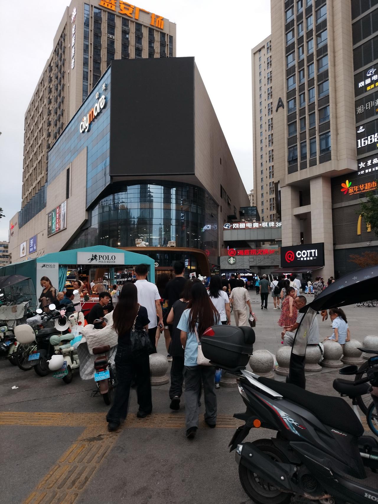 盛安广场这地方，在西安商场里存在感一直不算强，但前天傍晚路过，被里里外外的人气惊