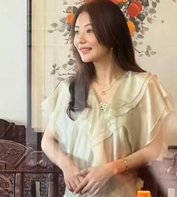 方媛留在安徽娘家未返程，被偶遇陪同外婆逛超市，38岁仍不会驾车，出行全...
