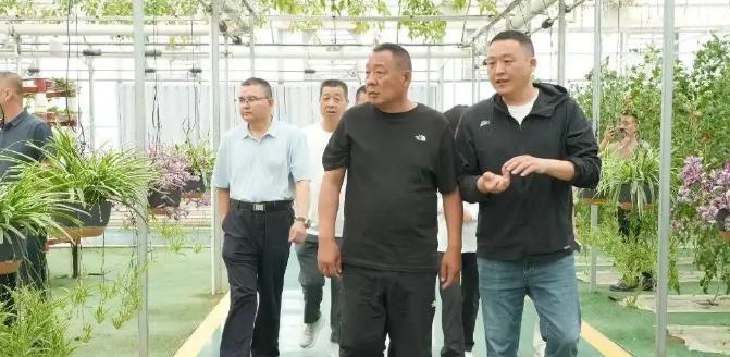 🌞于东来透露，已派多人工作组赴新疆，预计最快下半年把若羌红枣推出去！戈壁滩