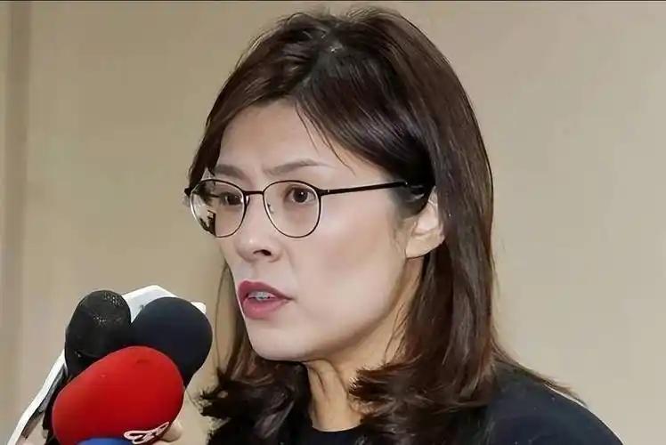 又想去美国端碗讨饭，又怕断了大陆的后路？郑丽文这“不想二选一”的算盘，打得连太平