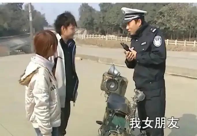 看到他们爱情，我又相信爱情了。15年前很火的《谭谈交通》拍摄了一组破车情侣，当
