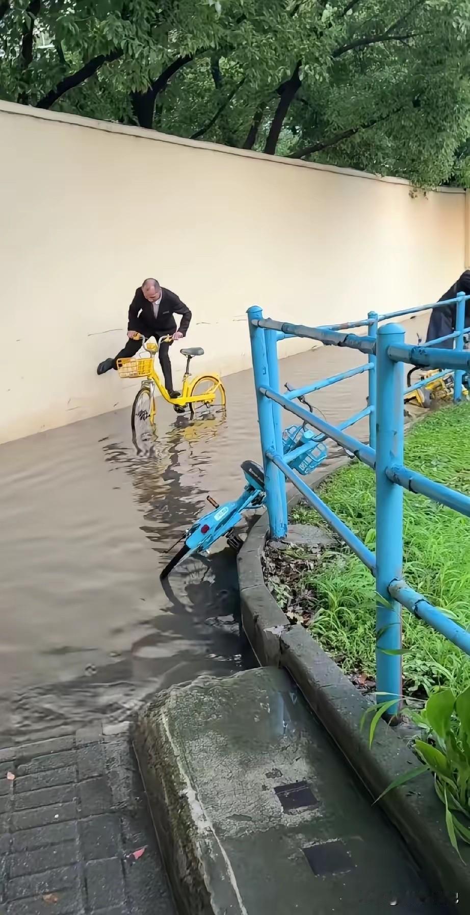 最后不仅鞋子湿了，衣服也湿了[捂脸哭]