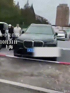 “这下全网出名了！”上海，妻子陪着生病的妈妈来医院就诊，却撞见律师丈夫带着陌生