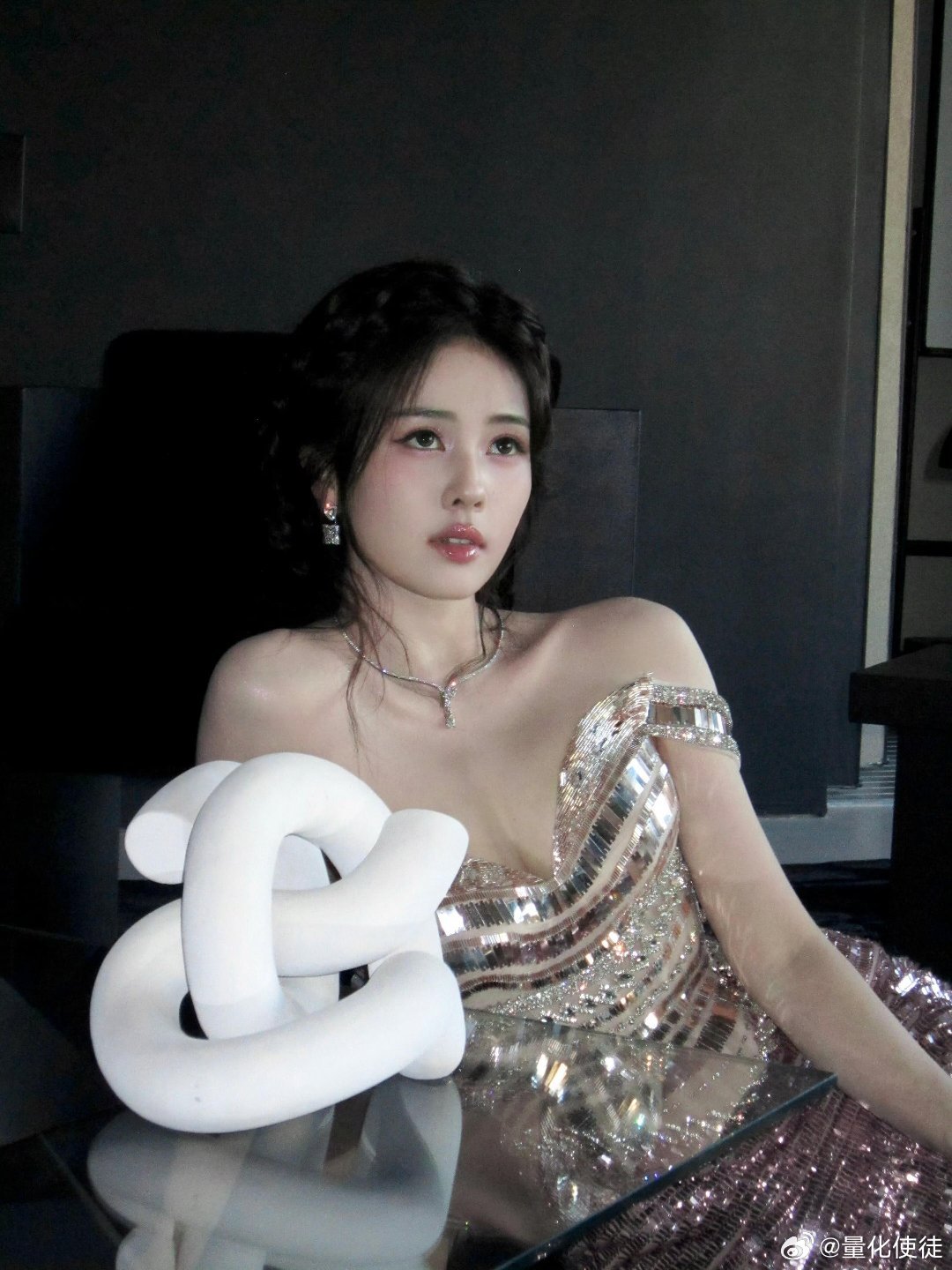 今天的白鹿太美了，和猫咪🐱的完美互动