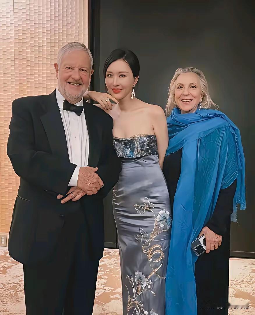 这个女子真不简单，能够和这么多大佬在一起合影留念，足以说明她的交际面之广和交际能