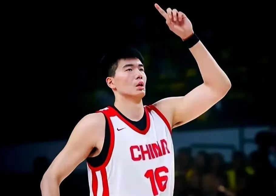 稀缺现代型内线！焦泊乔，男篮需要的差异化中锋焦泊乔是目前国内很有特点的现代内线，篮下对抗强硬，敢打敢