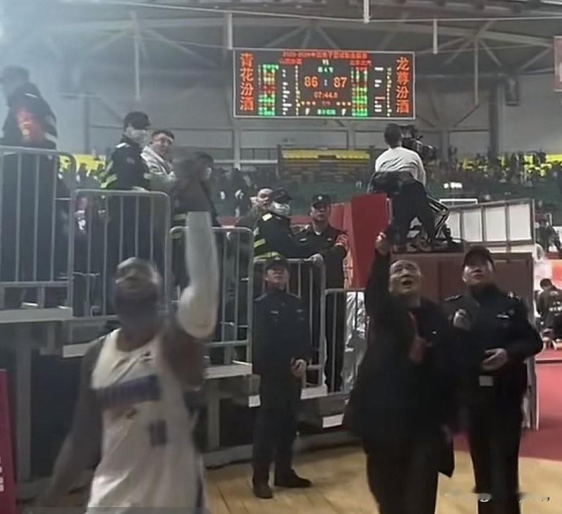吐口水事件一夜爆棚！没有事件真相，只有视频发酵可信吗？昨天晚上，有球迷在通道高