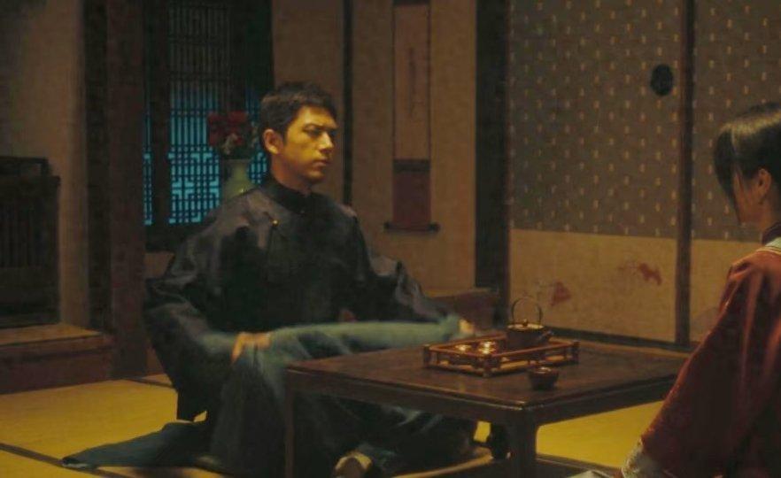 在《人生若如初见》里，李现饰演的梁乡与菽红于英租界重逢，此时的梁乡满是官僚气，对