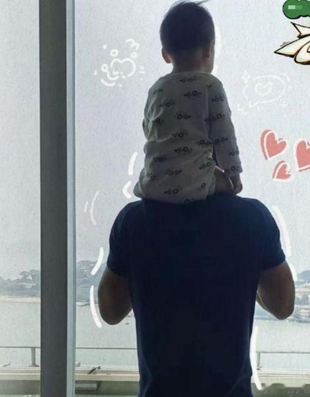 魏晨儿子都这么大了魏晨带老婆孩子南京开唱！2岁小橙子个头好高，看爸爸工作萌化众人