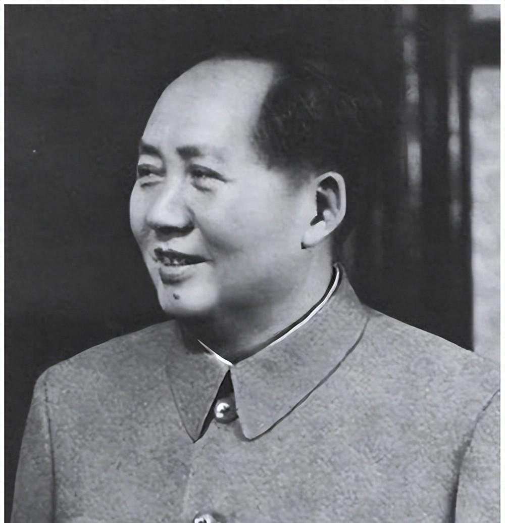 因地位不高去世未及时告知毛主席，主席得知后非常难过，亲自前往墓地哀悼他！194