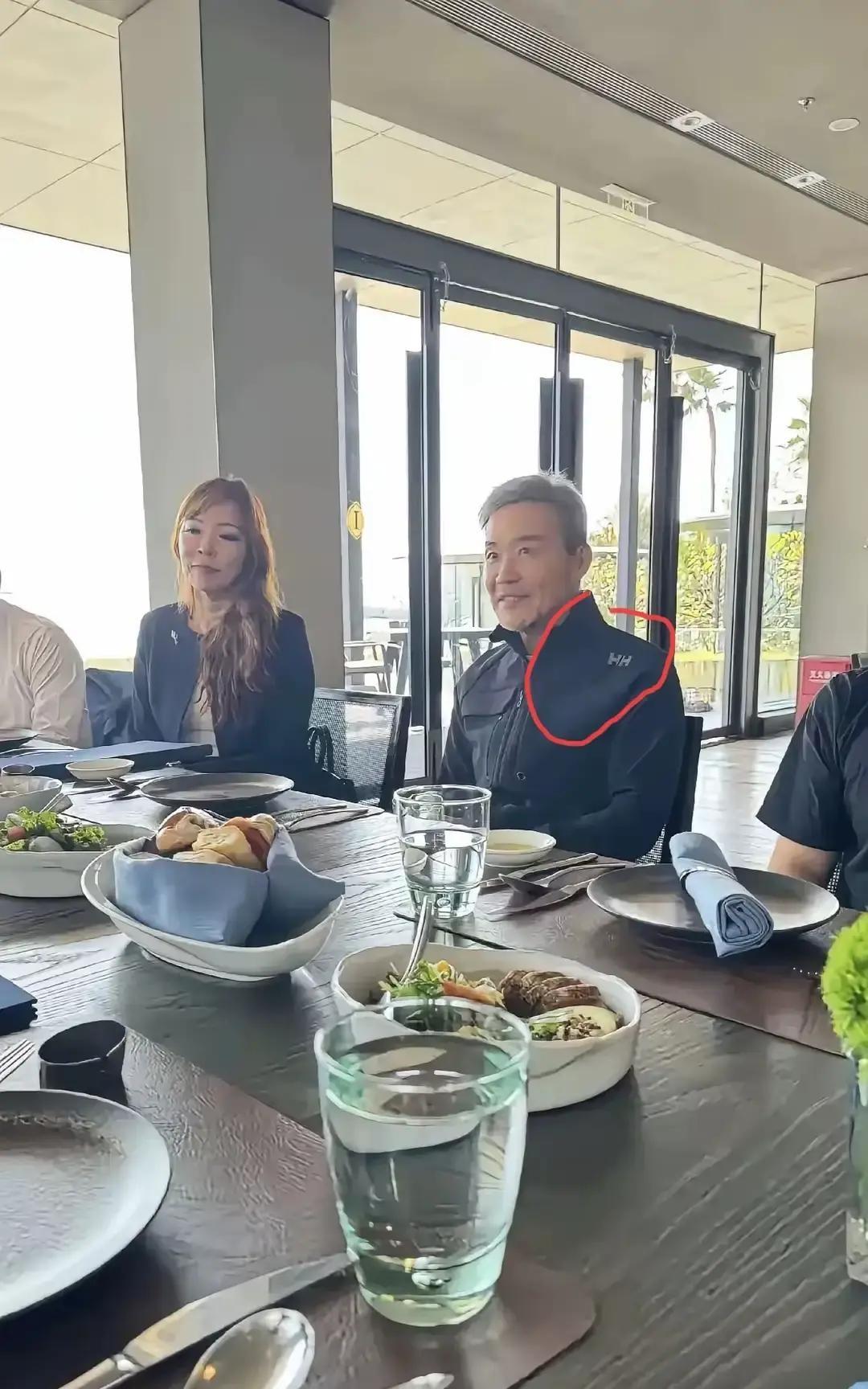 王石在博鳌被镜头怼到袖口，大家不问他碳中和，全在猜那件深灰夹克是谁家做的。4月