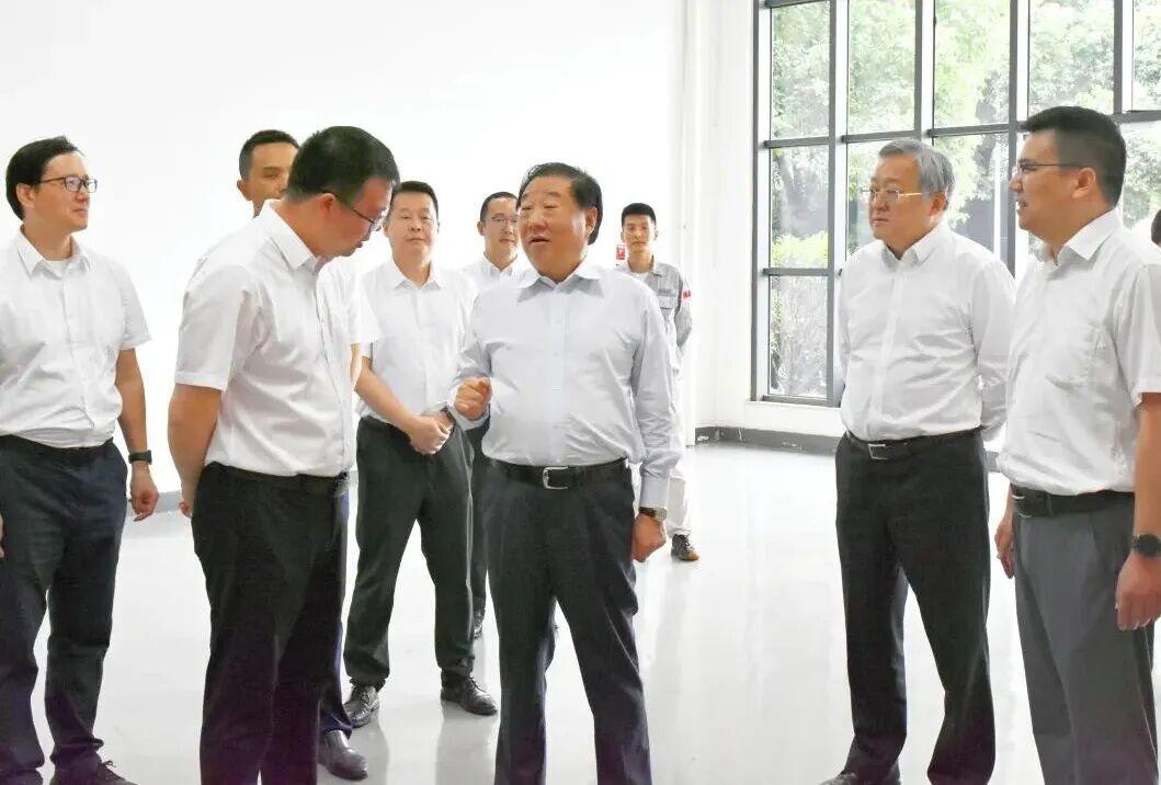 谭旭光调研东风商用车日前，东风汽车外部董事谭旭光赴东风商用车技术中心调研，实地