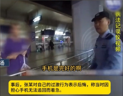 6月1号，江苏一男子火车上发现拿错手机，于是交给乘务员希望找到失主，失主知道后却