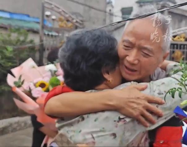 上海，一位七旬老人，从小跟随养父母生活，亲生父母居住在南京老家。养父母还在世的时