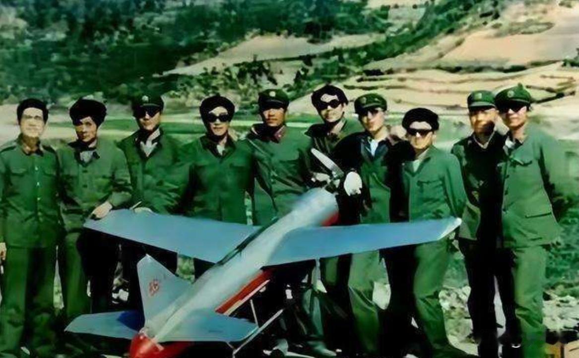 1985年的老山战场，山高雾密、地形复杂，我军陷入严重的侦察困境。越军依托山体反
