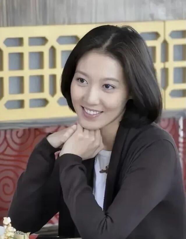 这是真正比高圆圆漂亮的女演员，原生脸真的耐看，皮肤白皙紧致，完全看不出任何岁月的