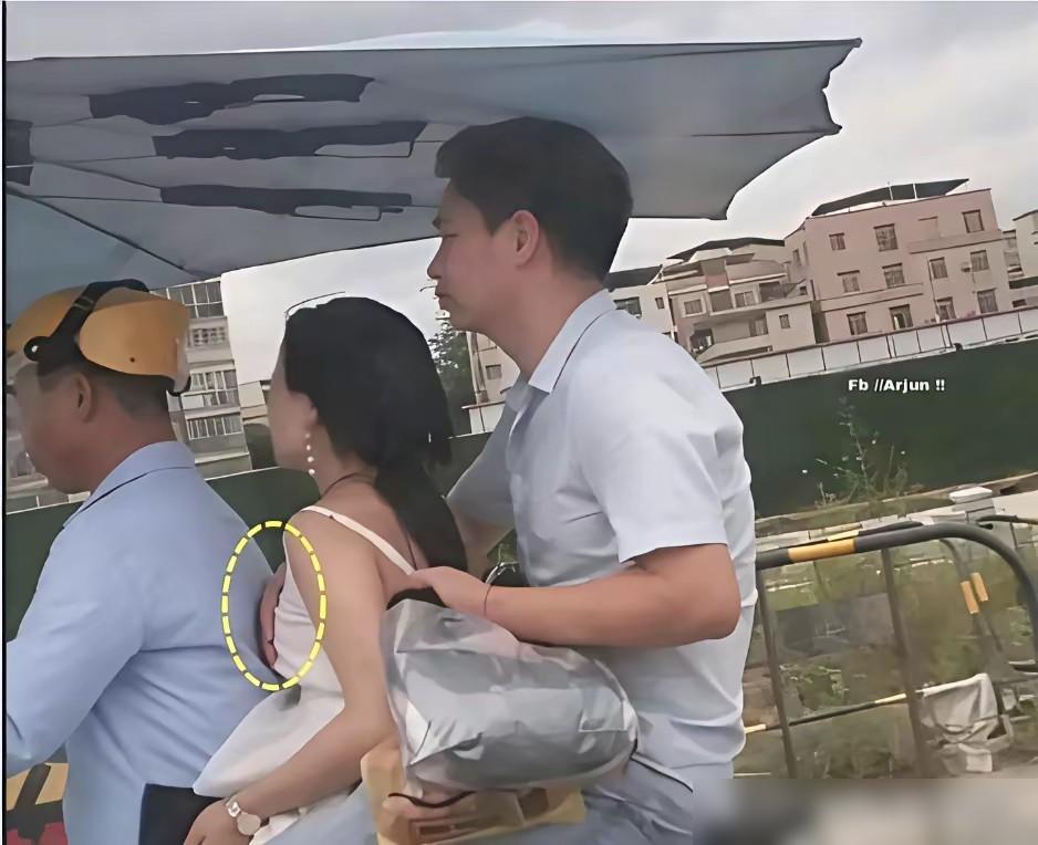 这一幕太搞笑了，小伙子带女友乘坐一辆摩的，因为生怕女友的胸口蹭到摩的师傅后背。他