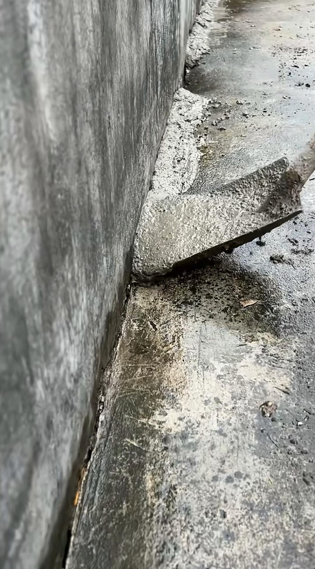 用砂浆填补墙靠墙的裂缝，为何众人皆称无用？先建与后建的两户墙体紧密相依，时日一