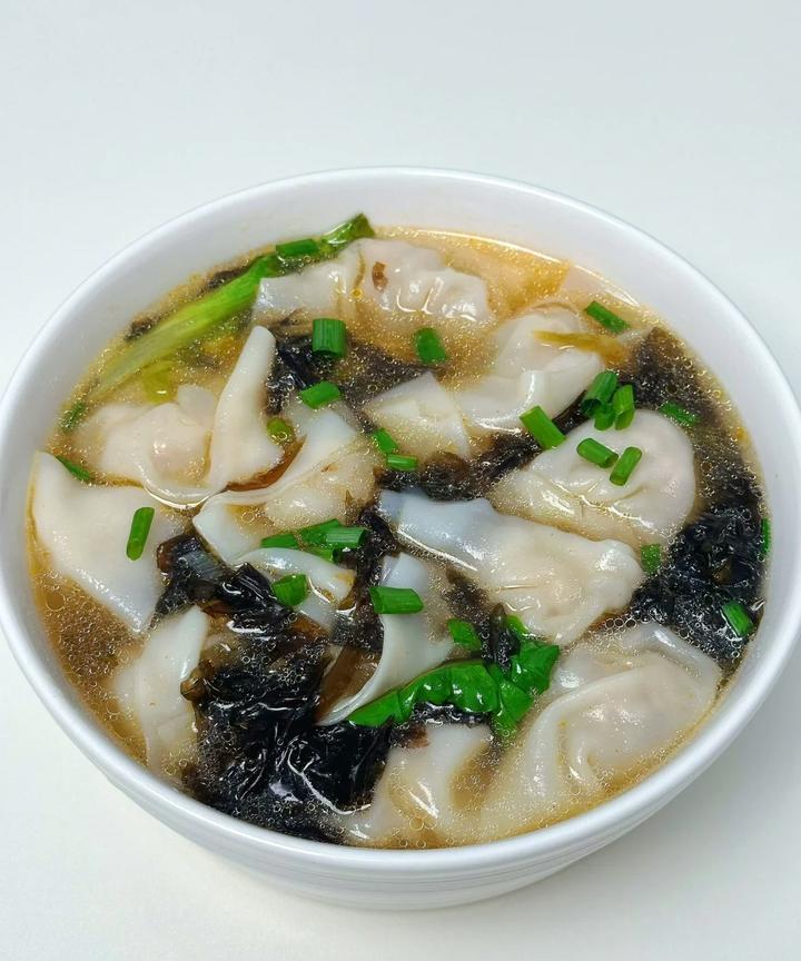 被自己做的鲜肉小馄饨鲜掉眉毛啦汤鲜味美，鲜嫩多汁，比外面总得还好吃学会这个肉